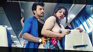 Una MILF india gordita tiene sus grandes tetas tocadas en un autobús.