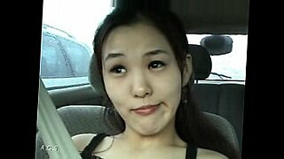 Mannequin coréenne se fait plaisir devant la caméra