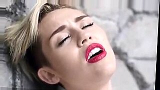 Miley Cyrus ร้องเพลงและเต้นรําอย่างเร้าใจ