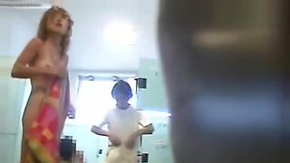 Japanische Dusche auf geheimer Kamera aufgenommen
