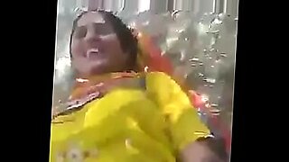 Una seduttrice del villaggio di Nalbari con la sua passione infuocata.