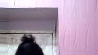 Indiase tante filmt zelfdouchen met grote tieten