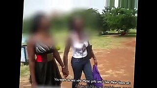 Ragazza africana nera dall'Uganda che costeggia