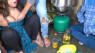 Pasangan India yang bermain-main menjadi nakal di dapur.