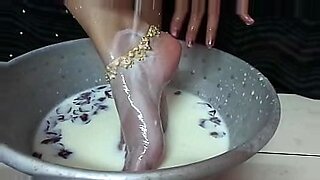 Indyjska nastolatka myje się, pojawia się seksowna scena