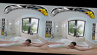 Bang Bros menikmati seks di kamar mandi dengan pasangannya.