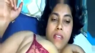 Vizinho fode os peitos grandes da titia Desi na webcam.