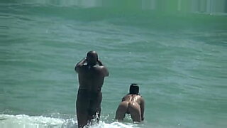 Naakte massage op het zonnige strand