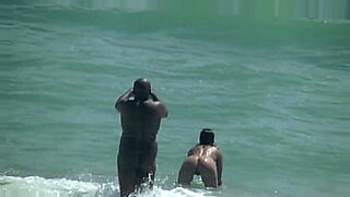 Massaggio nudo su una spiaggia soleggiata