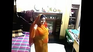 Indyjska gospodyni domowa oddaje się namiętnemu seksowi.