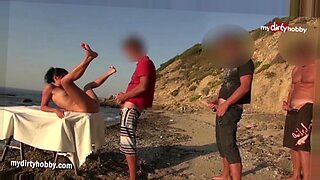 Une bombe excitée profite d'un sexe de groupe en plein air et d'un bukkake.