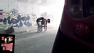 Des artistes XXX déchirés expriment leur frustration sur un public insoupçonné dans la rue.