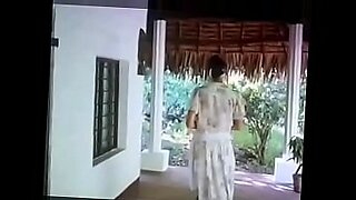 Tarzan menjadi liar di dalam hutan yang panas.