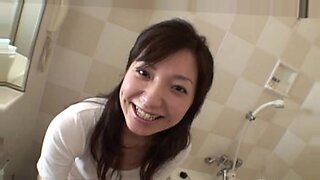 Aiiri, une femme asiatique sensuelle, fait une fellation passionnée dans une vidéo POV en gros plan.