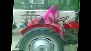 Μια ξανθιά καλλονή οδηγεί ένα τρακτέρ και αγριεύει στα χωράφια.