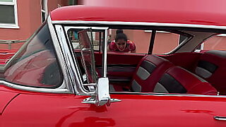 Un conductor sexy se divierte en un coche único.