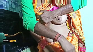 Miękka, romantyczna indyjska para cieszy się ssaniem piersi i intymnością