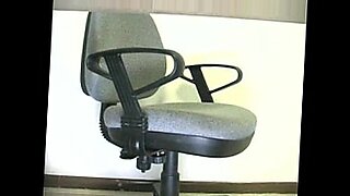 変態的なひねりを持つ椅子でのXXXアクション。