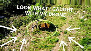 Drone merakam pertemuan penuh gairah pasangan di luar.