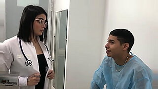 Un médecin taquine et baise la bite d'un patient avec plaisir.