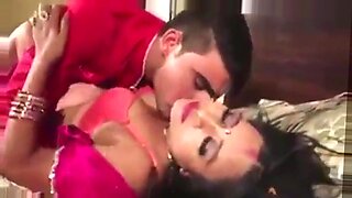 Une MILF desi et un étudiant s'engagent dans une rencontre chaude et infidèle.