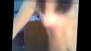 Momento intimo di due genitori indiani esposti alla telecamera nella loro camera da letto.