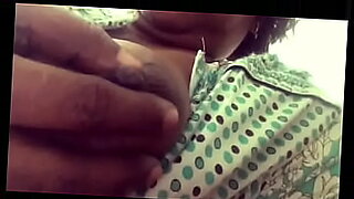 Seorang bibi India yang menggoda menggoda dengan gerakan sensual dalam video.